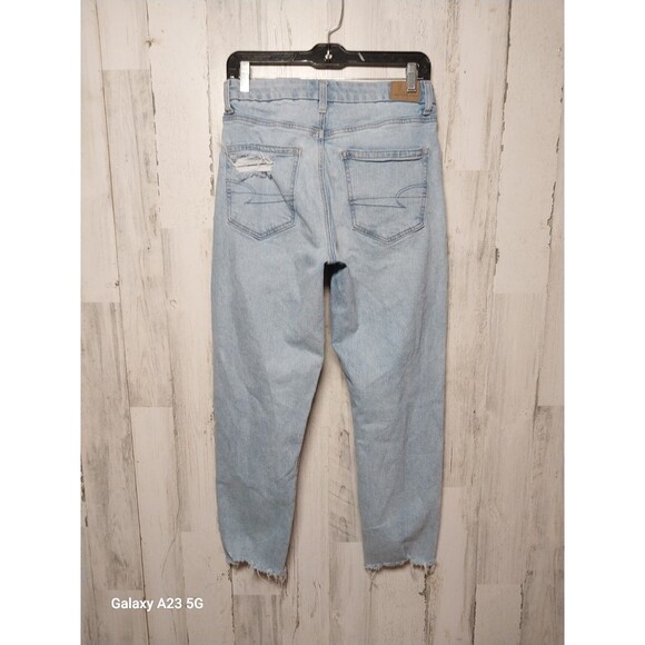 American Eagle Curvy Mom Jean 6 Short Light Wash Distressed - Picture 4 of 7